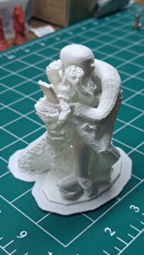 Rough 3D printed character walking with tree type supports