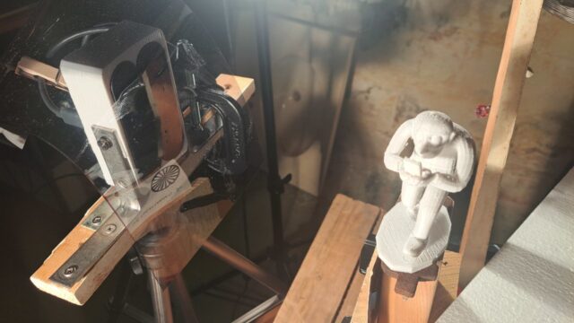 Camera setup to capture Stereoscopic image of 3D printed character walking while doomscrolling